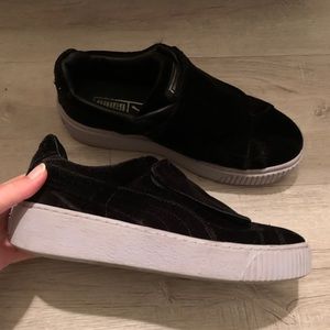 Black puma sneakers